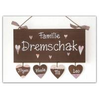 Antikbraunes Türschild für Familien mit Namen personalisiert. Haustürschild aus Holz, Holzschild mit Herzanhänger. Bild 1