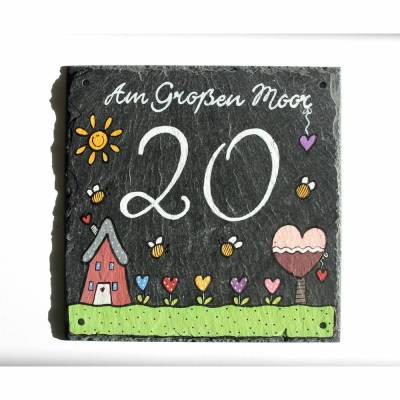 wetterfeste Hausnummer aus Schiefer mit Adresse personalisiert, edles Hausnummernschild mit Straße und Zahl