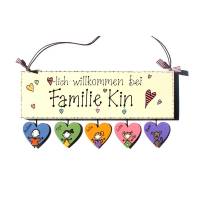 Türschild aus Holz für Familien mit Namen personalisiert. Holzschild, Familienschild mit Herzanhänger und Figuren. Bild 1