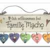 Türschild aus Holz für Familien mit Namen personalisiert. Holzschild, Familienschild mit Herzanhänger und Figuren. Bild 3