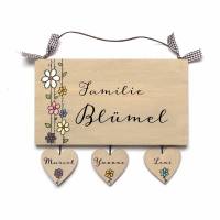 Holzschild für Familien mit Namen personalisiert. Türschild Holz mit Blumen handbemalt. Haustürschild mit Herzanhänger Bild 1