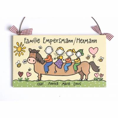 originelles Türschild aus Holz für Familien personalisiert mit Namen und Figuren auf einem Pferd, geniale Geschenkidee