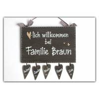 Willkommensschild aus Holz für Familien mit Namen personalisiert. Holzschild mit Herzanhänger für die Haustür. Bild 1