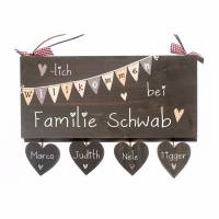 Türschild aus Holz, für Familien, mit Namen personalisiert. Holzschild mit Wimpelkette und Herzanhänger. Bild 1