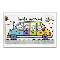 Türschild aus Holz für Familien personalisiert mit Namen und Figuren in buntem Auto. Haustürschild, Holzschild Familie. Bild 1
