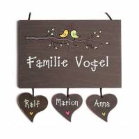 Türschild aus Holz für Familien und Paare, personalisiert mit Namen. Holzschild mit Herzanhänger für die Haustür. Bild 1