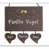 Türschild aus Holz für Familien und Paare, personalisiert mit Namen. Holzschild mit Herzanhänger für die Haustür. Bild 2