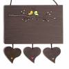 Türschild aus Holz für Familien und Paare, personalisiert mit Namen. Holzschild mit Herzanhänger für die Haustür. Bild 3