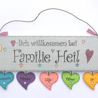 Türschild aus Holz für Familien personalisiert mit Namen und Herzanhänger. Namensschild, Haustürschild. Bild 1