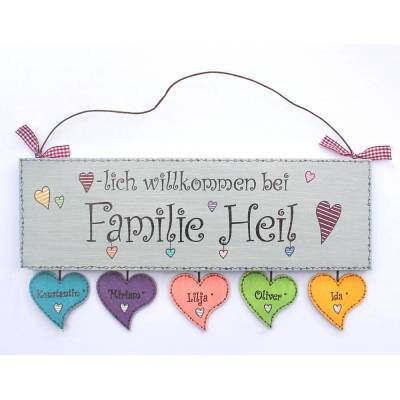 Türschild aus Holz für Familien personalisiert mit Namen und Herzanhänger. Namensschild, Haustürschild.