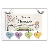 Türschild aus Holz für Familien mit Namen personalisiert. Holzschild, Namensschild, Haustürschild mit Herzanhänger. Bild 1
