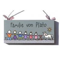 Türschild für Familien personalisiert mit Name und Figuren. Holztürschild, Namensschild, Familienschild, Namensschild. Bild 1