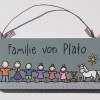 Türschild für Familien personalisiert mit Name und Figuren. Holztürschild, Namensschild, Familienschild, Namensschild. Bild 2