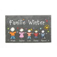 Türschild aus Schiefer für die ganze Familie mit Namen und Figuren personalisiert, Schieferschild, Haustürschild bemalt Bild 1