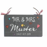 Holzschild für Paare mit Name personalisiert. Türschild Mr. & Mrs. Hochzeitsgeschenk für das Brautpaar. Bild 1