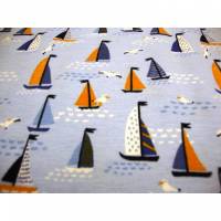 Hellblauer Jersey mit blauen und senfgelben Segelschiffen und kleinen Möwen Öko-Tex Meterware maritim Mitwachshose nähen Bild 1