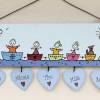Maritimes Türschild aus Holz für Familien mit Namen und Figuren in Booten personalisiert. Geschenk Haustürschild. Bild 3