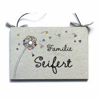 Schild aus Holz für Familien personalisiert mit Name. Holzschild Pusteblume. Individuelles Einzugsgeschenk. Bild 1