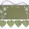 Grünes Türschild aus Holz für Familien mit Namen personalisiert. Haustürschild mit Pusteblumen und Schmetterlinge. Bild 2
