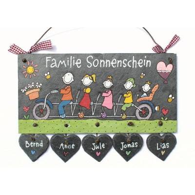 Türschild aus Schiefer für Familien personalisiert mit Namen und Figuren auf einem Fahrrad. Schieferschild handbemalt.