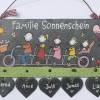 Türschild aus Schiefer für Familien personalisiert mit Namen und Figuren auf einem Fahrrad. Schieferschild handbemalt. Bild 2