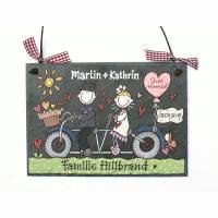 Ausgefallenes Hochzeitsgeschenk. Türschild aus Schiefer mit Brautpaar auf Fahrrad. Mit Namen personalisiert. Bild 1