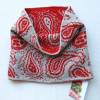 Gestrickter Loop-Schal mit Paisley Muster rot hellgrau, reversibler Kurzschal aus reiner Wolle, Damen-Rundschal Bild 2
