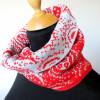 Gestrickter Loop-Schal mit Paisley Muster rot hellgrau, reversibler Kurzschal aus reiner Wolle, Damen-Rundschal Bild 8