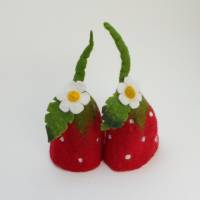2 Eierwärmer Erdbeere, Tischdekoration handgefilzt, Eierhütchen Erdbeerzeit, Filzblume, Wohndekoration Bild 1