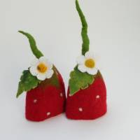 2 Eierwärmer Erdbeere, Tischdekoration handgefilzt, Eierhütchen Erdbeerzeit, Filzblume, Wohndekoration Bild 3