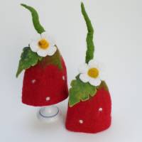 2 Eierwärmer Erdbeere, Tischdekoration handgefilzt, Eierhütchen Erdbeerzeit, Filzblume, Wohndekoration Bild 4