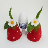 2 Eierwärmer Erdbeere, Tischdekoration handgefilzt, Eierhütchen Erdbeerzeit, Filzblume, Wohndekoration Bild 5