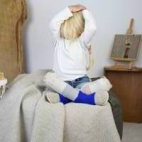 Hausschuhe für Babys und Kinder aus weicher Wolle mit Bündchen in blau Bild 1