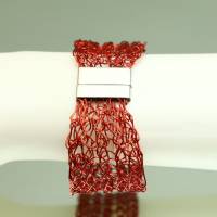 korallenrotes Damen-Armband – twisted gehäkelt - mit Magnetverschluss von bcd manufaktur Bild 10