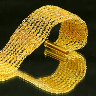 Damen-Armband aus 24ct vergoldetem Draht – patentgehäkelt – mit Fädelverschluss - Golddrahtschmuck von bcd manufaktur