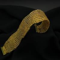 Damen-Armband aus 24ct vergoldetem Draht – patentgehäkelt – mit Fädelverschluss - Golddrahtschmuck von bcd manufaktur Bild 3