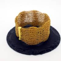 Damen-Armband aus 24ct vergoldetem Draht – patentgehäkelt – mit Fädelverschluss - Golddrahtschmuck von bcd manufaktur Bild 8