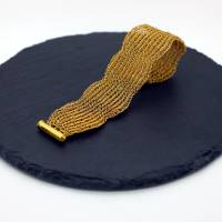 Damen-Armband aus 24ct vergoldetem Draht – patentgehäkelt – mit Fädelverschluss - Golddrahtschmuck von bcd manufaktur Bild 9