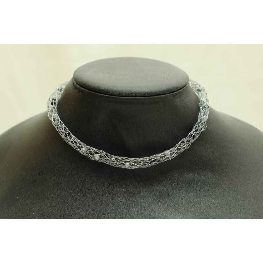 Perlen-Collier aus anthrazitfarbenem Draht in weiß, grau und schwarz mit Magnetverschluss von bcd manufaktur Bild 1