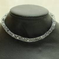 Perlen-Collier aus anthrazitfarbenem Draht in weiß, grau und schwarz mit Magnetverschluss von bcd manufaktur Bild 1