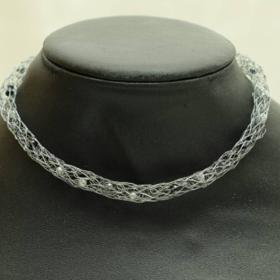 Perlen-Collier aus anthrazitfarbenem Draht in weiß, grau und schwarz mit Magnetverschluss von bcd manufaktur