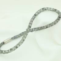 Perlen-Collier aus anthrazitfarbenem Draht in weiß, grau und schwarz mit Magnetverschluss von bcd manufaktur Bild 2