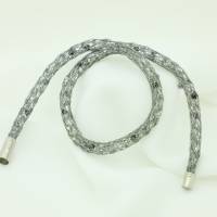 Perlen-Collier aus anthrazitfarbenem Draht in weiß, grau und schwarz mit Magnetverschluss von bcd manufaktur Bild 3