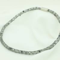 Perlen-Collier aus anthrazitfarbenem Draht in weiß, grau und schwarz mit Magnetverschluss von bcd manufaktur Bild 4