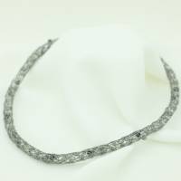 Perlen-Collier aus anthrazitfarbenem Draht in weiß, grau und schwarz mit Magnetverschluss von bcd manufaktur Bild 5