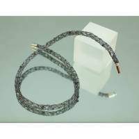 Perlen-Collier aus anthrazitfarbenem Draht in weiß, grau und schwarz mit Magnetverschluss von bcd manufaktur Bild 6