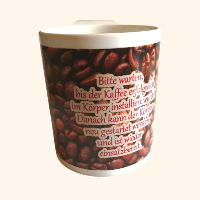 Kaffee-Tasse mit einem kreativen Spruch und einem dekorativen Motiv
