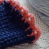 Handgestrickte Armstulpen/Pulswärmer aus reiner Wolle, dunkelblau mit korallfarbener Einfassung Bild 3