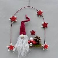 Türkranz* mit Wichtel-Zwerg auf Ast, rote Weihnachts-Fensterdeko für den Advent Bild 1