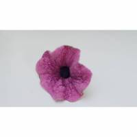 Schlüsselanhänger rosa Blume aus Filz, handgearbeitet, einmaliger Taschen- oder Rucksackanhänger für Blumenfreunde Bild 1